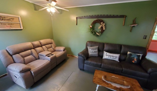 Newly Remodeled and Furnished 1 mile from Roaring River St Park!
