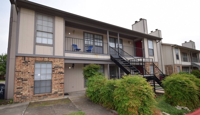 Newly Remodeled and Furnished 2 Bed 1 Bath Unit in a 4-Plex with W/D