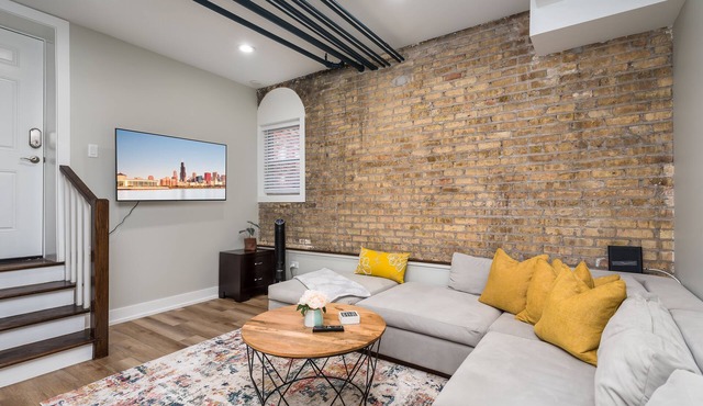 Newly Remodeled Apartment in Great Location W/ Restaurants, Shops & Transit Near