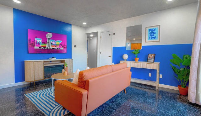 Newly Remodeled Apt + W/D, Carport/Near Mass