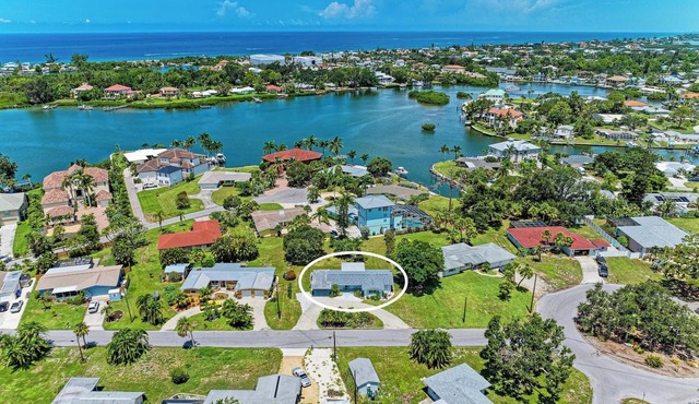 Newly Remodeled Beach Home, only1 mile to Nokomis Beach!