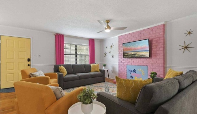 Newly Remodeled! Bright & Spacious home! Sleeps 8