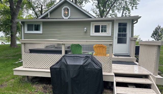Newly remodeled cabin with private dock on Maple Lake