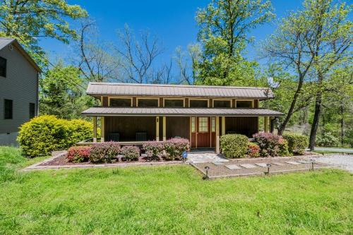 Newly Remodeled Cabin with Lake Views & Grill Patio in Rogers, Arkansas