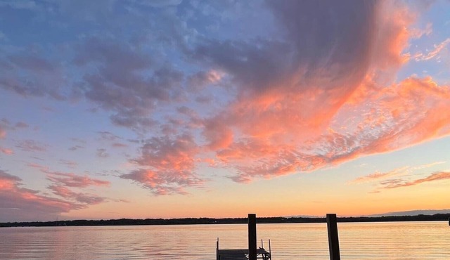 Newly remodeled Cayuga Cottage with private dock on the sunset bay.