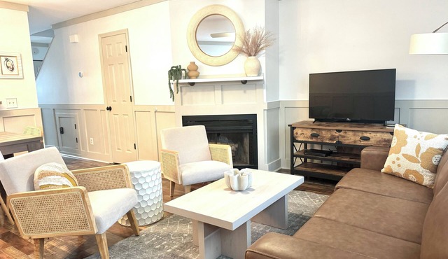 Newly Remodeled chic 2-bedroom townhome in beautiful Port Royal w. private patio