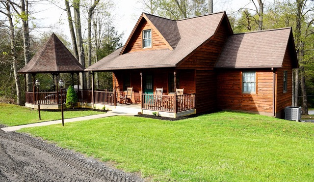 Newly Remodeled, Close to the lake, hot tub, and game room