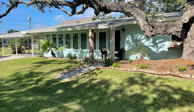 Newly remodeled coastal cottage 3 blocks from the water!