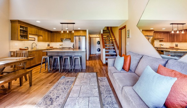 Newly remodeled condo on golf course with hot tub, bikes, SHARC Passes - Dog OK