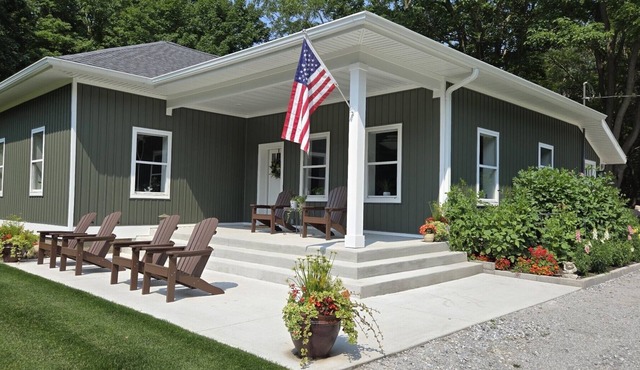 Newly Remodeled Cottage, 3 Bed, 2 Bath on 5 Acres-Walking distance to 2 Beaches