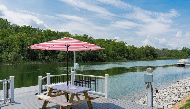 Newly Remodeled Cottage w/Game Room & Canal Access