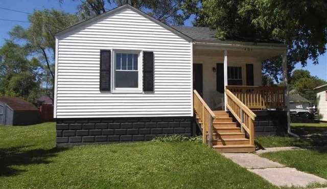 Newly remodeled cottage & heated barn only minutes from the Marina!