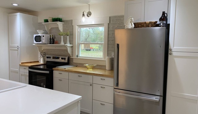 Newly remodeled Cottage, modern and charming