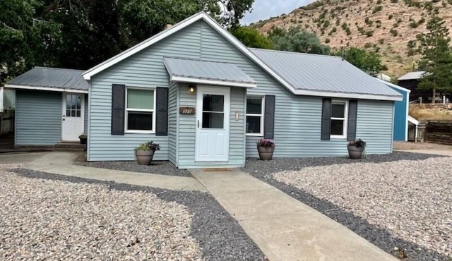 Newly remodeled cottage with King beds, and A/C