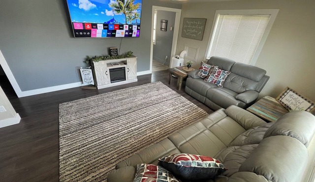Newly remodeled cozy 2-bedroom bungalow in Orangeville with central heat and A/C