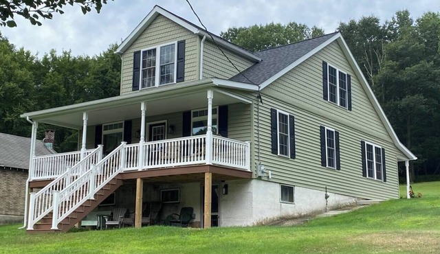 Newly remodeled Cozy Home, Mountain & River Views, Train Service to Jim Thorpe