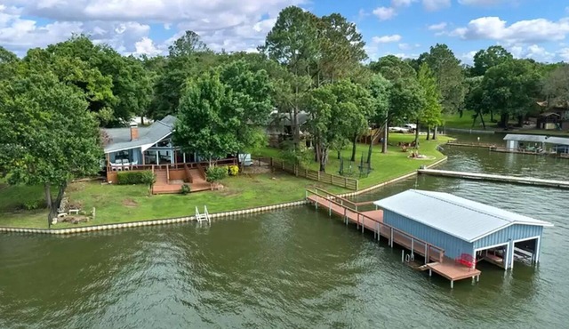 Newly Remodeled - Dream Lake Home on Cedar Creek Reservoir 60 mins from Dallas!