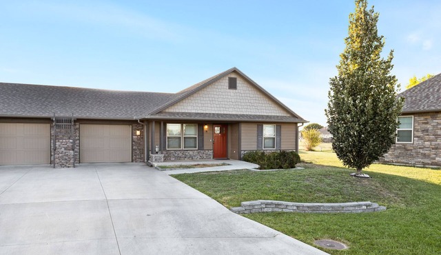 Newly remodeled duplex Unit B, centrally located duplex, perfect for you!