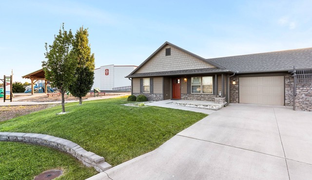 Newly remodeled duplex, centrally located, perfect for you!