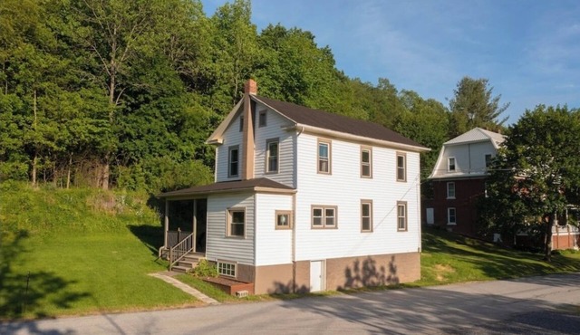Newly remodeled, family-style home by the lake