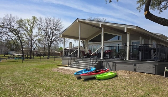 Newly remodeled family friendly lakefront retreat