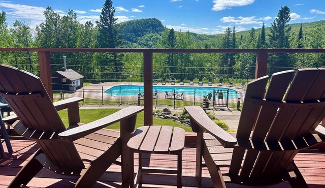 Newly Remodeled Fireplace Studio Ski-in/Ski-Out Condo-Balcony, Pool & Hot Tub