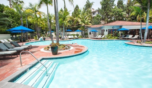 NEWLY REMODELED - Four Season Resort & Spa! Minutes to Lego Land, pet friendly