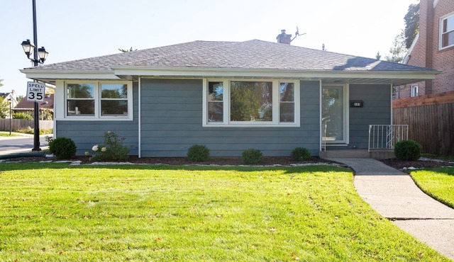 Newly Remodeled Furnished Home In Elmhurst