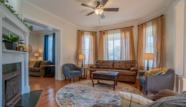 Newly remodeled historic house just steps from the WASHINGTON SQUARE! Sleeps 10!