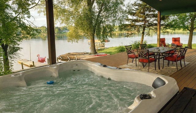 NEWLY REMODELED HOME ON CEDAR LAKE WITH 8-PERSON HOT TUB & PRIVATE BEACH AREA
