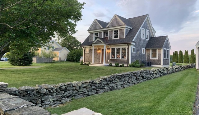Newly remodeled home-Stay close to beach w/easy access to Newport