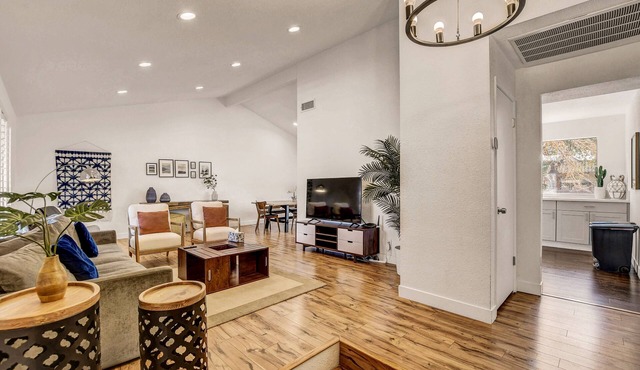 Newly Remodeled Home With King Size Bedroom - 3 Miles From The Strip