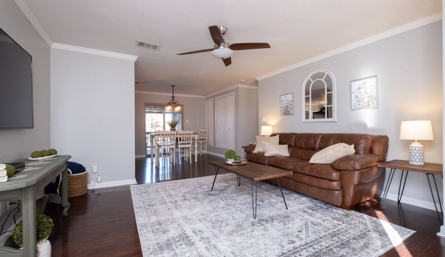Newly remodeled house close to Hwy and restaurants