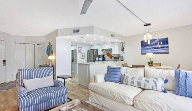 Newly Remodeled Jupitor Raquet Club- sleeps up to 4 people