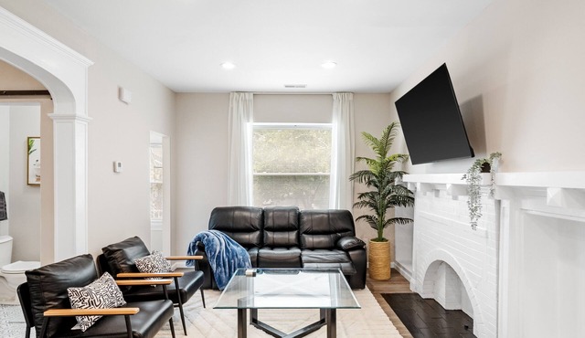 Newly Remodeled/King Bed Oasis/Wash-U & Clayton