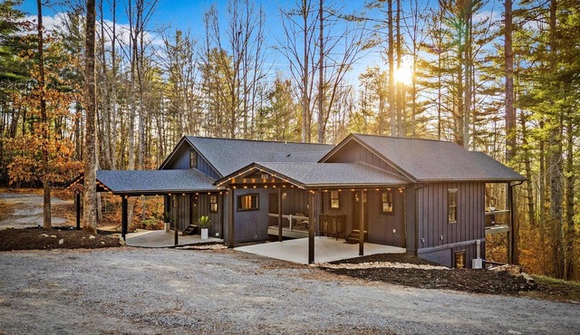Newly Remodeled King Ensuite Cozy Chalet