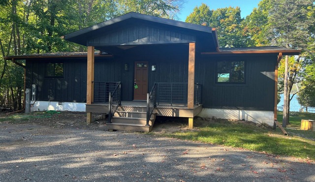 Newly remodeled Lakefront 4-bedroom house with AC and WiFi in Iron Mountain