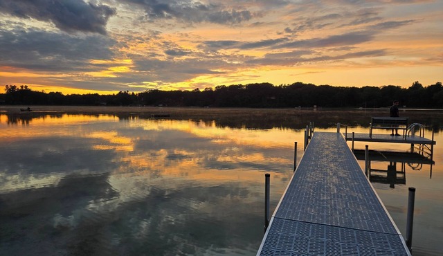Newly Remodeled Lakeside Cottage. Sleeps 6!