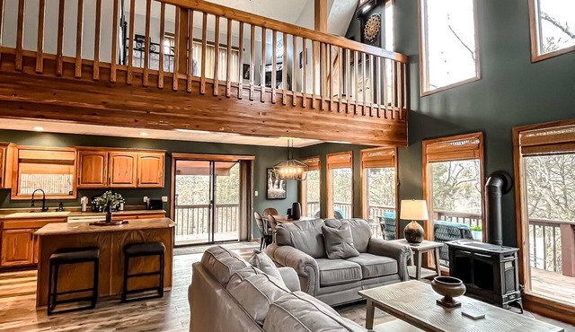 Newly remodeled Lake Front Cabin Hot Tub Arcade 2 Fire pit areas TRIPLE Decks