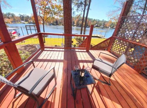 Newly Remodeled Lakehouse on Private Lake sleeps 8