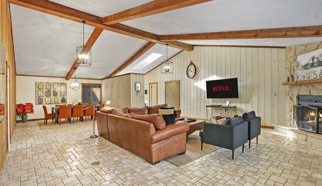 Newly Remodeled - Large Cedar CabinnClose to Lake and Sking