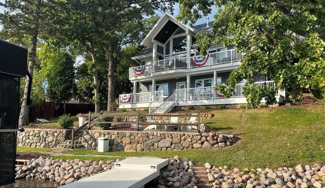 Newly remodeled Lauderdale Lakes waterfront home-hot tub, sauna, pickleball!