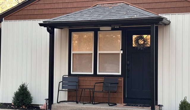 Newly Remodeled! Lauren's Little Apple Bungalow