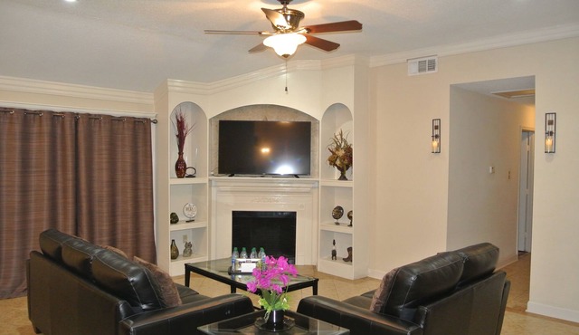 Newly Remodeled Luxurious N Spacious Home. 4BR+2BA/2Kings+3Queens/ Clean+Comfy!!