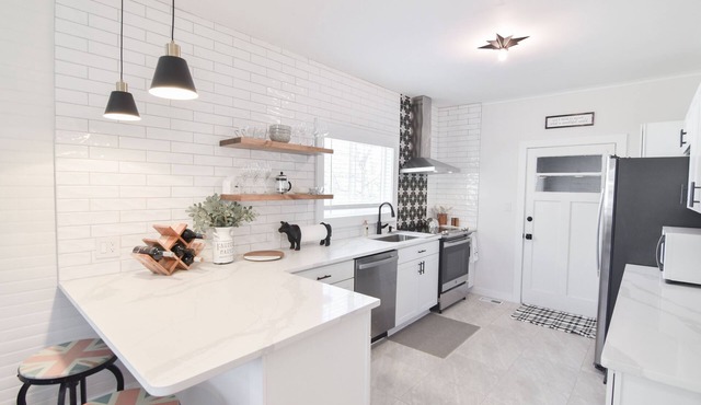 Newly remodeled luxury cottage in Belmont, NC Walk to Kevin Loftin Park