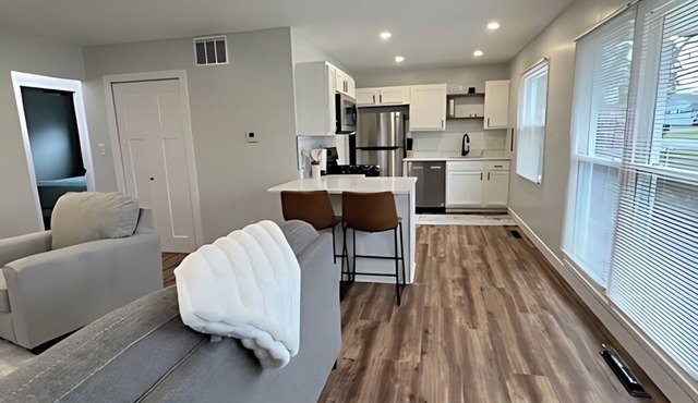 Newly Remodeled Monthly Special! 2 Bd/1Bath Home!