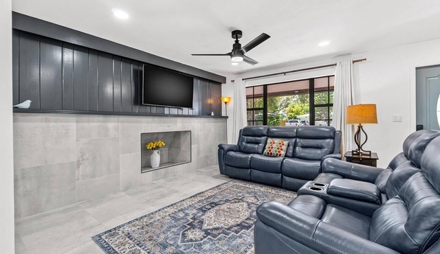 Newly remodeled-minutes from the beach