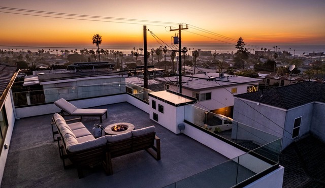 Newly Remodeled Mansion With Breathtaking 300° Views! AC, Parking, Spacious!