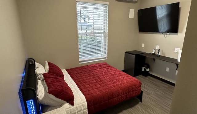 Newly Remodeled! Mattoon Room: B4 - Queen