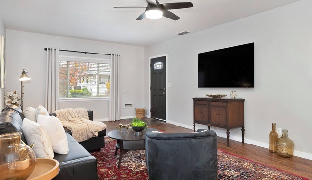 Newly Remodeled Midtown Oasis: Modern 3BR Near Sacramento!